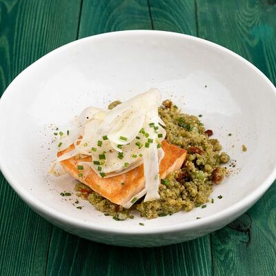 Лосось, киноа, зелёный горох в Solar Bistro по цене 690 ₽
