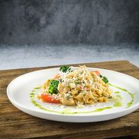 Паста с индейкой и брокколи в сливочном соусе в CAFE BREAKFAST & LUNCH