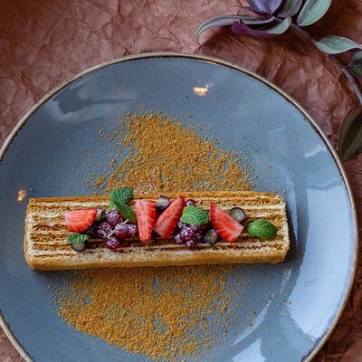 Торт Медовик с ягодами в Старый город по цене 250