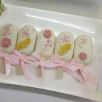  Чизкейки Эскимо ассорти в белом шоколаде с цветочками и перышками из шоколада в Katicake