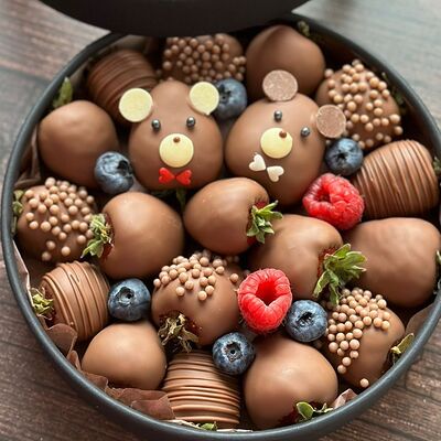 Мини-шайба с клубникой в шоколаде Мишки в Клубничная по цене 4200 ₽