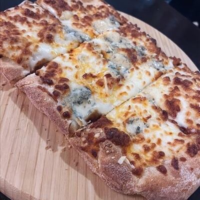 Четыре сыра пицца 20*30 см в Генрих и Генриетта по цене 690 ₽