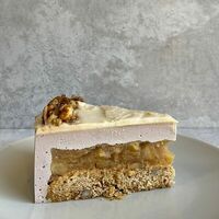 Муссовый торт Яблоко в карамели веганский в Nature Bakery