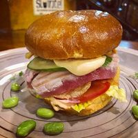 Бургер со стейком тунца в Hamilton's pub