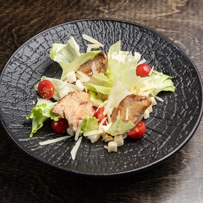 Салат Цезарь с курицейв Суши & Саке Izakaya Bar по цене 615 ₽