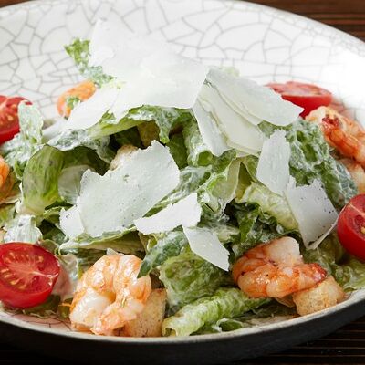 Листья романо с креветками гриль и соусом Цезарь в Линдерхоф по цене 1295 ₽