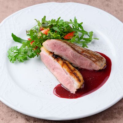 Утиная грудка с вишневым соусомв Chento по цене 1100 ₽