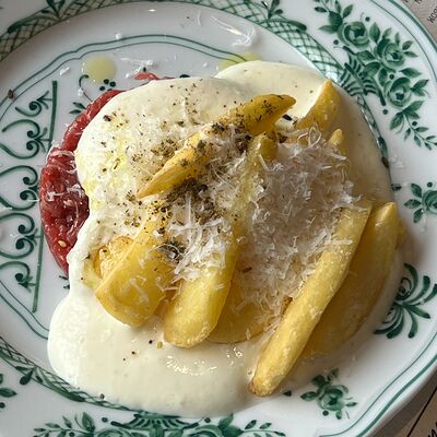 Тартар из говядины, картофель фри, мусс пармезан в Salva dor bistro по цене 670 ₽