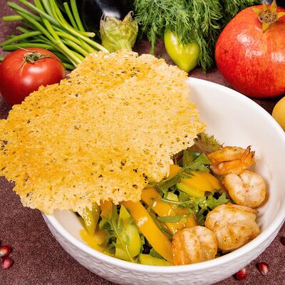 Салат с мурманскими креветками, манговым соусом и большим чипсом из пармезанав Чичилаки по цене 950 ₽