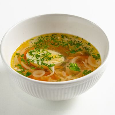 Куриный бульон с яйцом и зеленью в Амаретти по цене 490 ₽