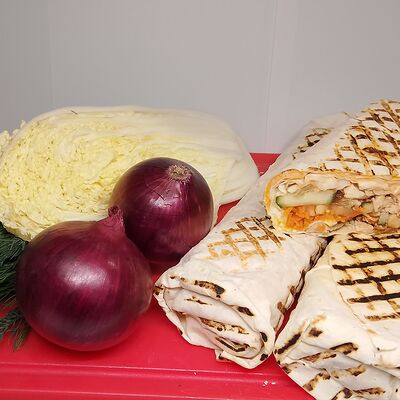 Куриная с соусом тейсти и красным луком (2 шт) в Полметра шаурмы по цене 899 ₽