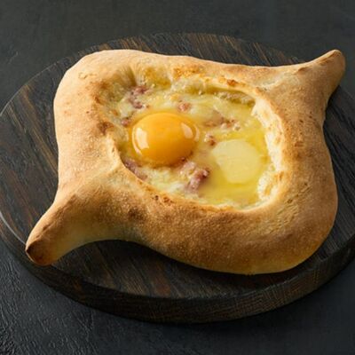 Хачапури по-аджарски Карбонара (лодочка) в Crazy Brothers по цене 530 ₽