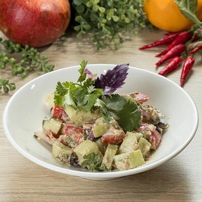 Салат с ореховой заправкой в Ваш лаваш по цене 690 ₽