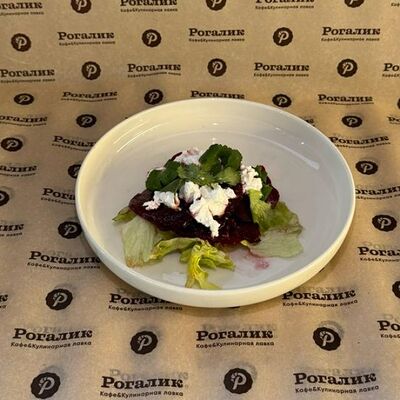 Салат со свеклой и сыром в Рогалик по цене 315 ₽