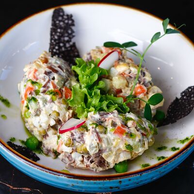 Салат Оливье с печеными овощами и томлёной говядинойв Bun по цене 490 ₽