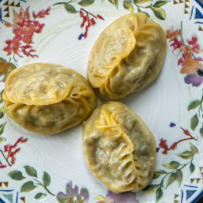 Манты с говядинойв Шари Вари Чайхана по цене 440 ₽