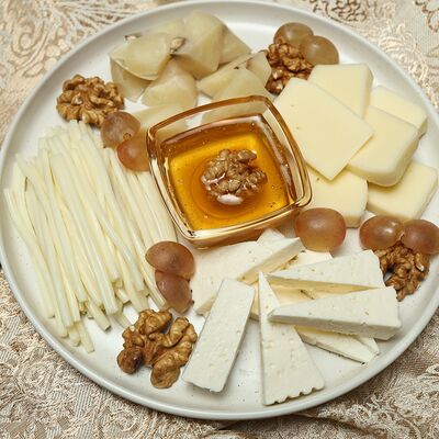 Сырное ассорти в Тюльпан по цене 780 ₽