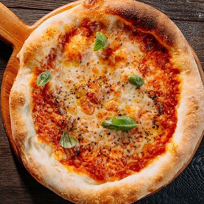 Пицца Маргарита Премиум в Перчини на огне по цене 290