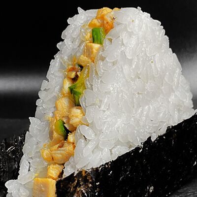 Онигири Чикен-терияки в Роллс Ройс Суши по цене 320 ₽