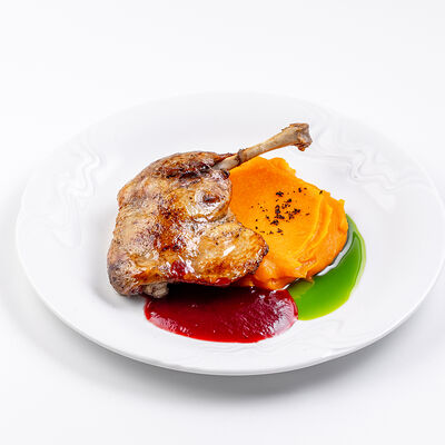 Утиная ножка конфи с тыквенным пюре и клюквенным соусом в Bistro Pizzateca 9.8 по цене 1300 ₽