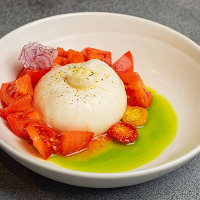 Буррата с томатами, маслом и базиликом в 321 Club by Novikov по цене 790