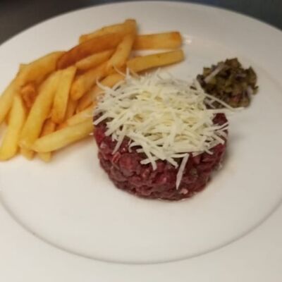 Тартар с картофелем фри и пермезаном в Gourmet kitchen по цене 720 ₽