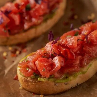 Брускетта с томатами и гуакамоле в MeatBarrique по цене 480 ₽