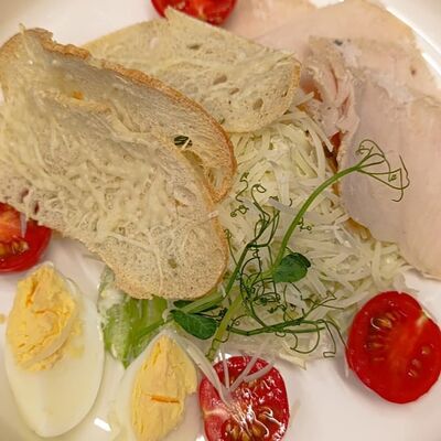 Цезарь с грудкой цыпленка в Охота есть по цене 449 ₽