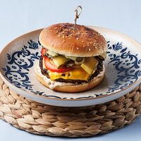 Бургер с котлетой из мраморной говядины в Альбатрос