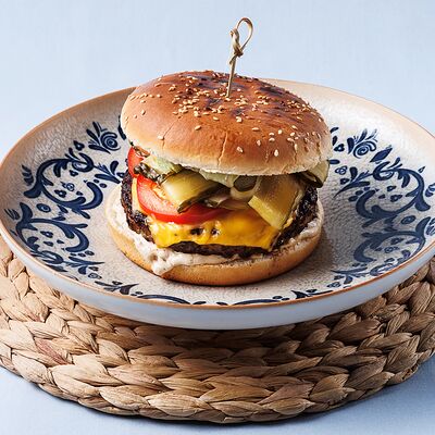 Бургер с котлетой из мраморной говядины в Альбатрос по цене 990 ₽