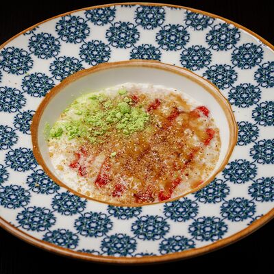 Фирменная овсяная каша с малиновым соусом, соленой карамелью и меренгой в Cruise по цене 390 ₽