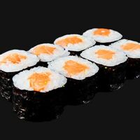 Ролл с лососем в Sushi Magic