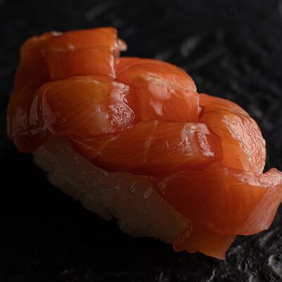 Суши с брюшком лосося в Asian Hands по цене 552 ₽