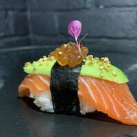 Сяке иккура нигири в Tobikko Sushi