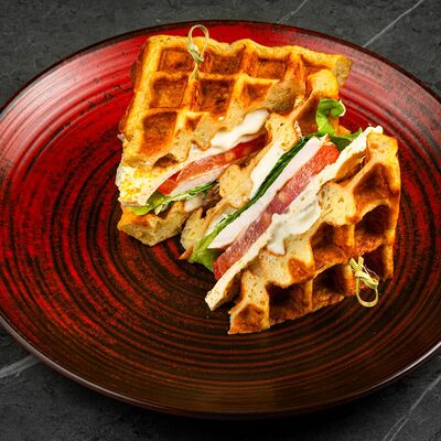 Вафля-сендвич с курицейв Morioka по цене 755 ₽