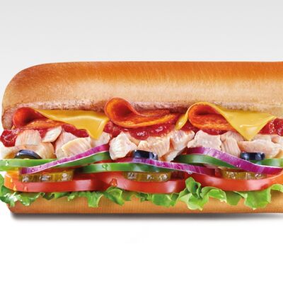 Сэндвич Чикен Пицциола в Subway по цене 450 ₽