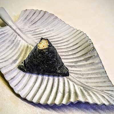 Онигири Спайси лосось в Вкус Кореи по цене 179 ₽