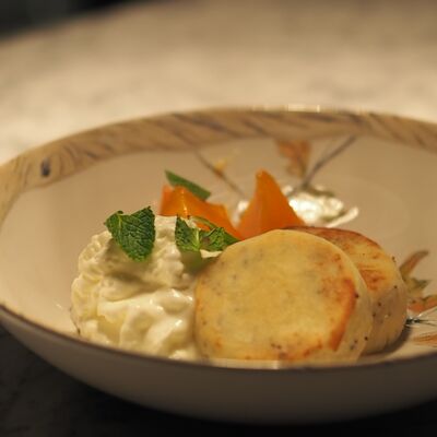 Сырники с сезонной историей и сметанным соусом в 12 kitchen & wine по цене 490 ₽