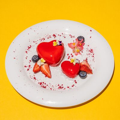 Клубнично-муссовое сердце в Kiss по цене 290