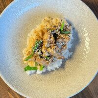 Островатый цыплёнок Кунг Пао с рисом в More More