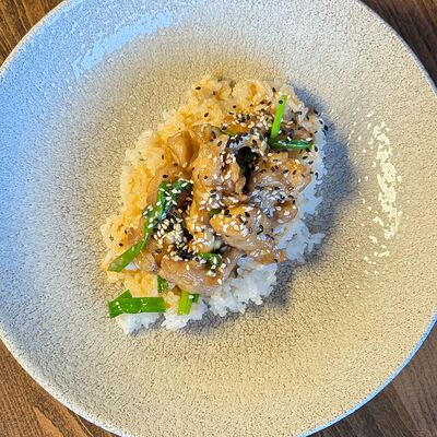 Островатый цыплёнок Кунг Пао с рисом в More More по цене 420 ₽