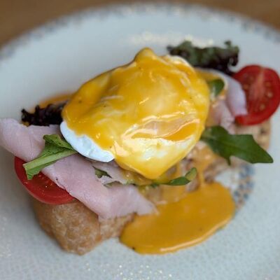 Бенедикт с тамбовским окороком в DVOR гриль-бистро по цене 680 ₽