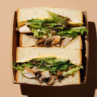 Сэндвич с курицей и грибами в Coffee Machine по цене 520 ₽