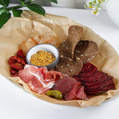 Мясные сыровяленые деликатесы в Юность у моря по цене 1690 ₽