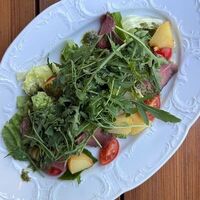 Салат с ростбифомв JOY FOOD & WINE