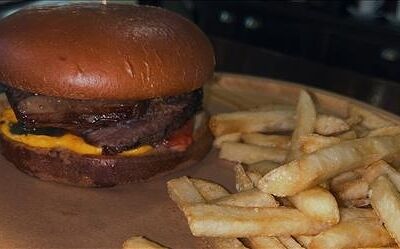 Бургер с запеченной ягнятиной и картофелем фри в Генрих и Генриетта по цене 490 ₽