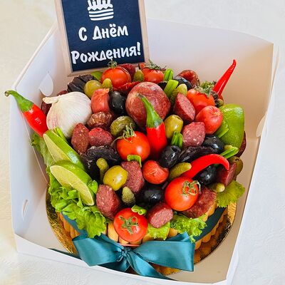 Бенто-торт из колбасыв Дарите красиво по цене 3140 ₽