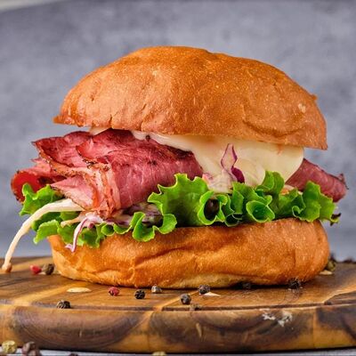 Бургер с пастрами и салатом коул-слоу в Mesto Burger по цене 520