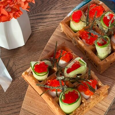 Ржаная вафля с красной икрой и крем-чизом в Stories по цене 465 ₽