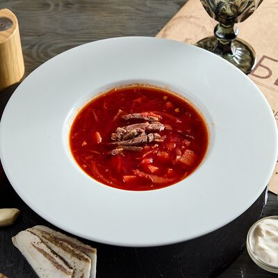 Борщ с телятиной, бородинской булочкой и саломв Restobar Бекон по цене 500 ₽